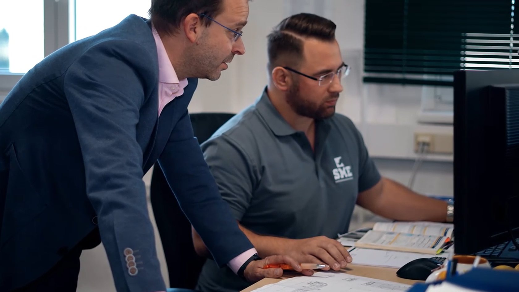 Konstrukteure am Arbeitsplatz