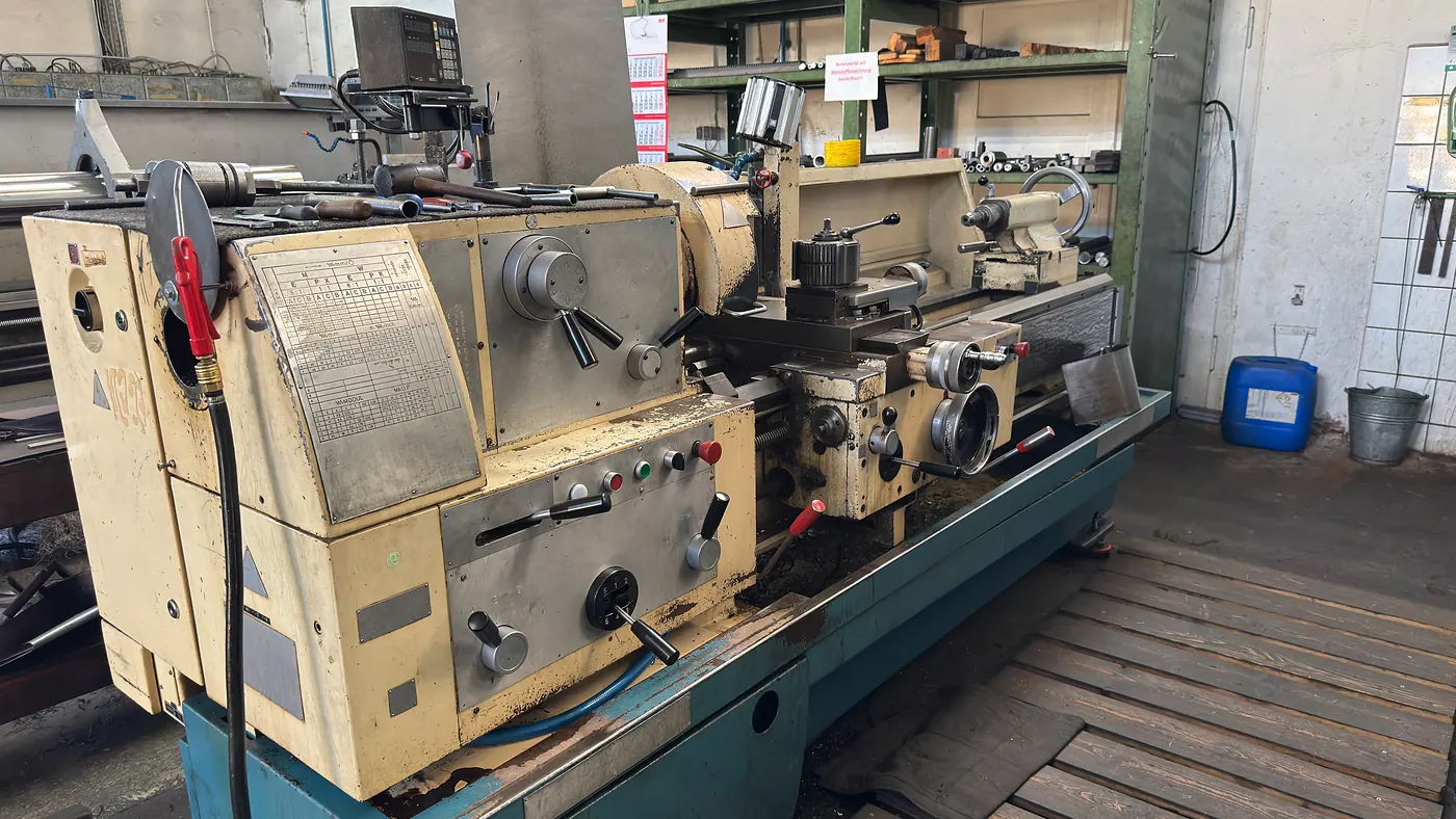 Konventionelle Drehmaschine DLZ mit Werkzeugschlitten, Leitspindel und Reitstock