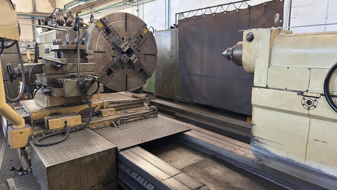 Konventionelle Plandrehmaschine DP 1 mit Vierbacken-Planscheibe und Reitstock