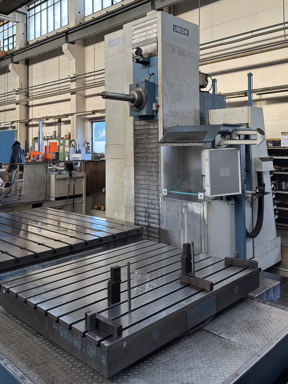 Horizontal-Plattenbohrwerk Union P 130/1 mit Bohrspindel über dem Aufspanntisch