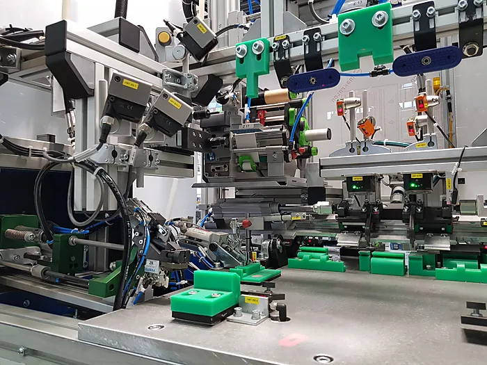 Automatisierte Montagezelle mit pneumatischen Greifern und Sensorik