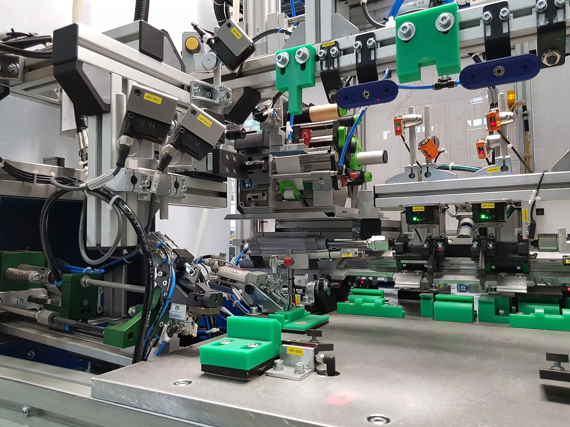 Automatisierte Montagezelle mit pneumatischen Greifern und Sensorik