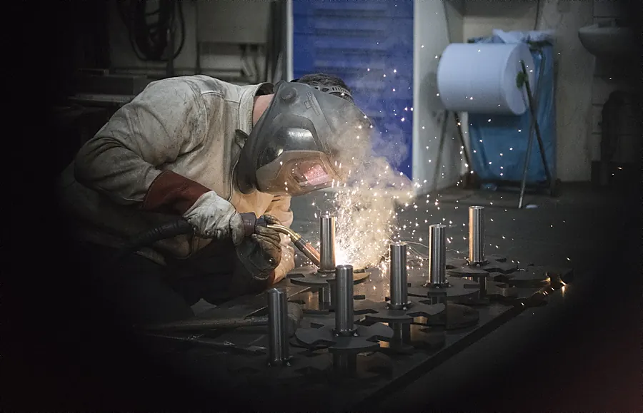 Schweißarbeiten an mehreren Flanschbauteilen in der Fertigung