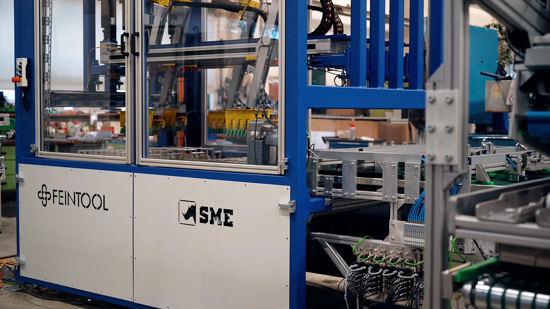 Handling-Portal einer SME-Sondermaschine beim Kunden